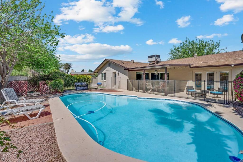 Amazing 3 Bedroom W/pool, Minutes From Phx And Sports Glendale