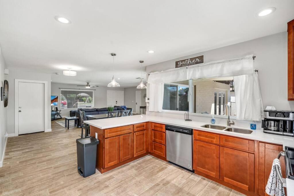 Amazing 3 Bedroom W/pool, Minutes From Phx And Sports Glendale